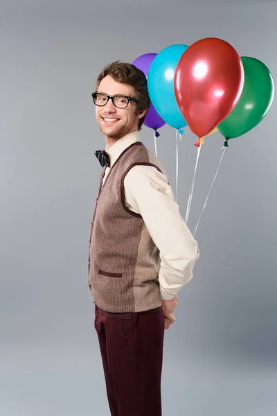 Hombre Feliz Gafas Sosteniendo Globos Multicolores Sobre Fondo Gris —  Fotos de Stock