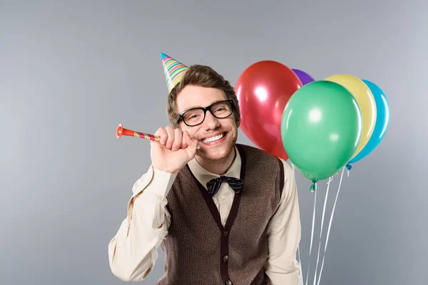 Sonriente Hombre Con Gafas Gorra Fiesta Sosteniendo Globos Multicolores Cuerno — Foto de Stock