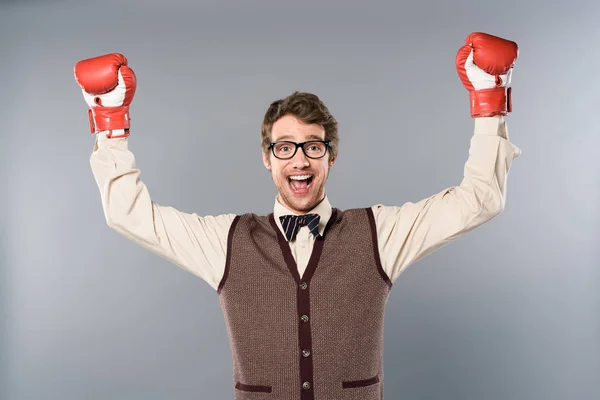 Hombre Feliz Gafas Guantes Boxeo Regocijándose Sobre Fondo Gris — Foto de Stock