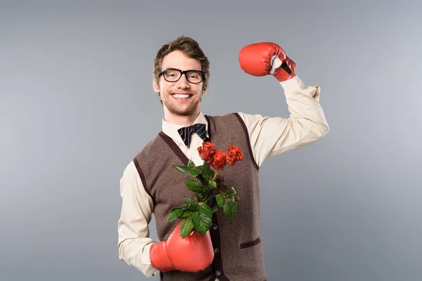 Ler Man Glasögon Och Boxning Handskar Håller Bukett Rosor Grå — Stockfoto