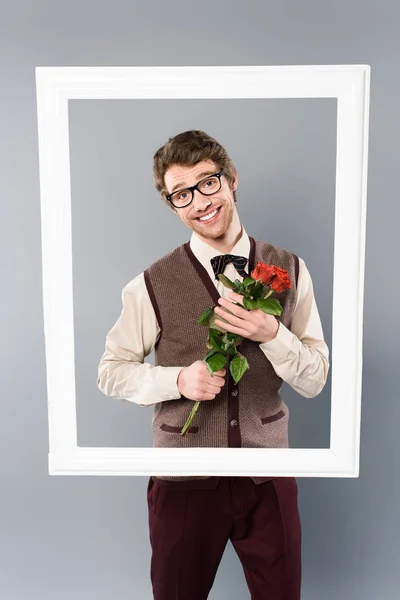 Hombre Sonriente Marco Blanco Sosteniendo Ramo Rosas Sobre Fondo Gris — Foto de Stock