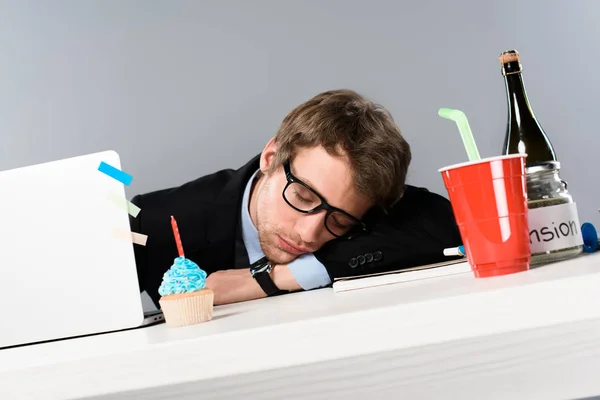 Hombre Negocios Durmiendo Lugar Trabajo Cerca Cupcake Taza Papel Aislado — Foto de Stock