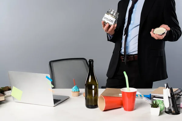 Bijgesneden Weergave Van Zakenman Holding Pensioen Moneybox Geïsoleerd Grijs — Stockfoto