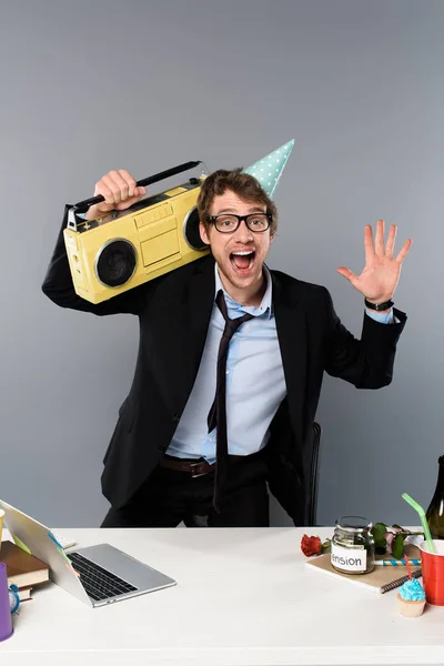 Счастливый Бизнесмен Рабочем Месте Кепке Вечеринки Винтажным Магнитофоном Сером Фоне — стоковое фото