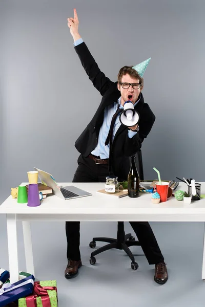 Ενθουσιασμένος Επιχειρηματίας Φωνάζοντας Μεγάφωνο Στο Χώρο Εργασίας — Φωτογραφία Αρχείου