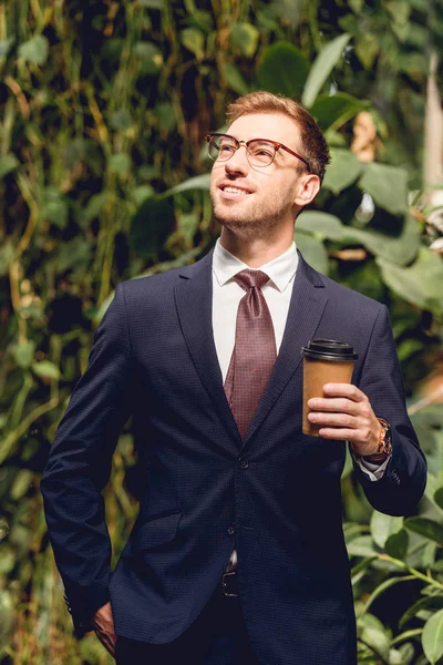 Hombre Negocios Sonriente Traje Corbata Vasos Sosteniendo Café Para Invernadero — Foto de Stock