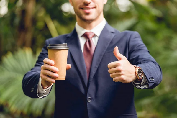 Recortado Vista Sonriente Hombre Negocios Traje Corbata Sosteniendo Café Para — Foto de Stock