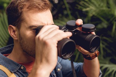 tropikal ormanda dürbün ile bakarak turist yakın