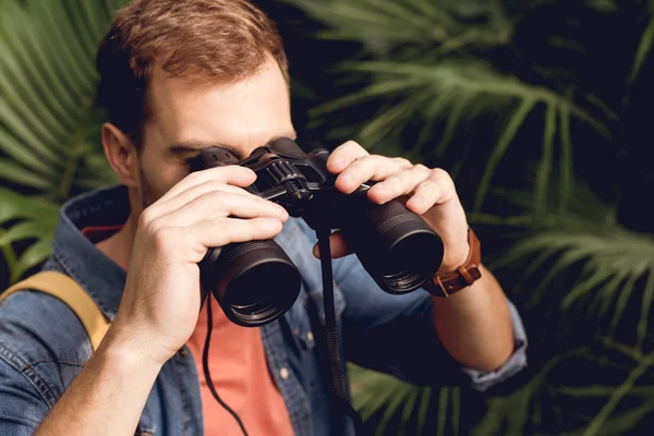 Guapo Turista Adulto Mirando Través Prismáticos Bosque Tropical — Foto de Stock