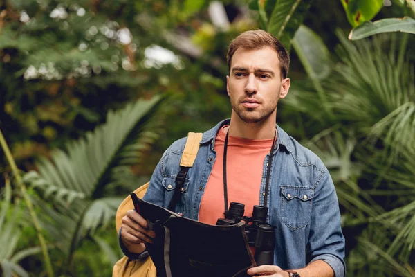 Guapo Viajero Tenso Con Prismáticos Mochila Sosteniendo Mapa Verde Bosque — Foto de Stock