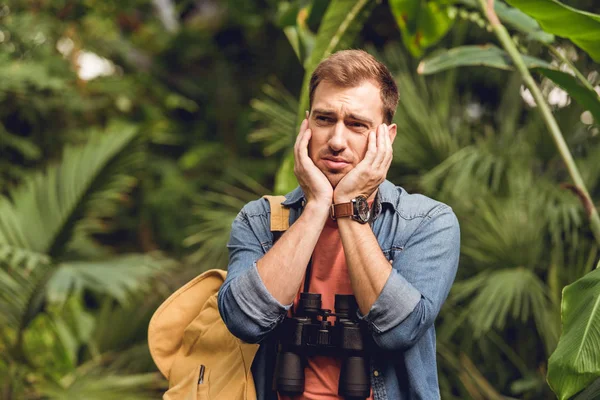 Guapo Viajero Triste Con Prismáticos Mochila Bosque Tropical Verde — Foto de Stock