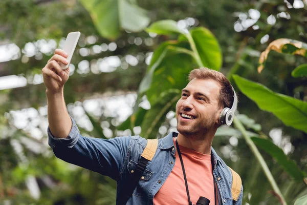 Viaggiatore Felice Cuffia Scattare Selfie Nella Foresta Tropicale Verde — Foto Stock