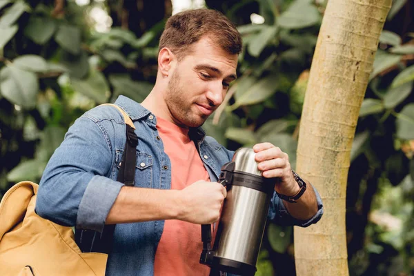 旅客与背包打开热水瓶在热带森林 — 图库照片