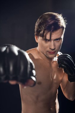 Boks eldiven eğitim ve kamera bakarak konsantre Boxer seçici odak