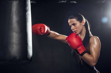 Siyah üzerinde delme çantası ile kırmızı boks eldiven eğitim kadın Boxer