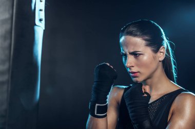 eldiven içinde yorgun Boxer siyah üzerinde delme çantası bakıyor