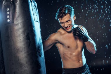 Siyah üzerinde su damlaları altında delme çantası ile Boxer eğitim