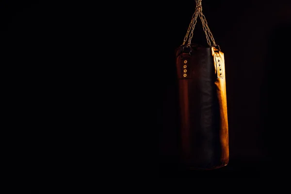 Bolso Perforación Cuero Colgado Cadenas Acero Aisladas Negro — Foto de Stock