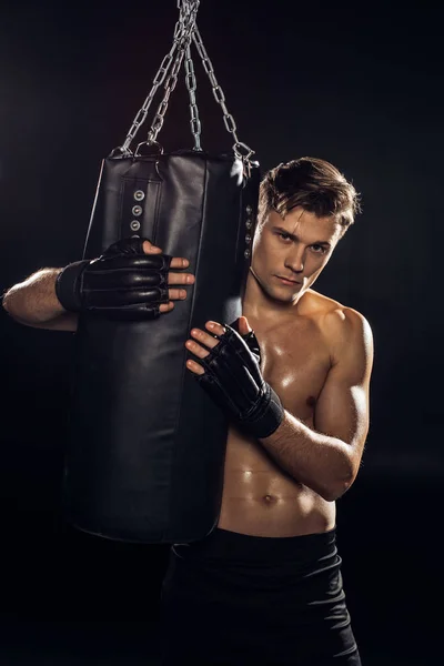 Boxer Sério Luvas Segurando Saco Perfuração Olhando Para Câmera — Fotografia de Stock