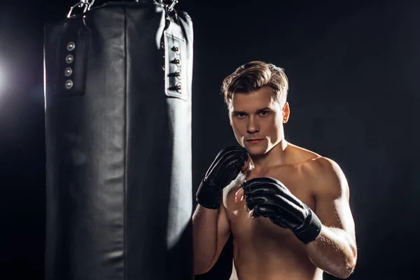 Boxer Forte Luvas Perto Saco Perfuração Olhando Para Câmera — Fotografia de Stock