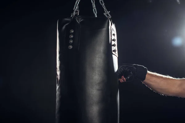 Gedeeltelijke Weergave Van Boxer Training Met Bokszak Zwart — Stockfoto