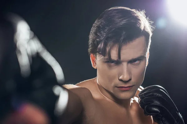 集中拳击手在拳击手套训练和黑色相机上的选择性对焦 — 图库照片