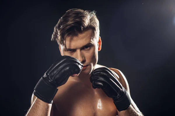 Vooraanzicht Van Geconcentreerde Boxer Handschoenen Kijken Naar Camera Zwart — Stockfoto