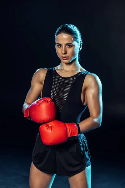 Starker Boxer Roten Handschuhen Der Auf Schwarz Die Kamera Schaut — Stockfoto