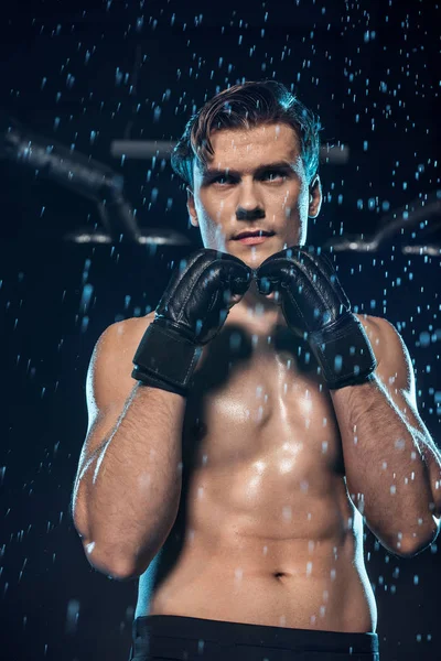Boxer Pensivo Luvas Couro Sob Gotas Água Olhando Para Longe — Fotografia de Stock