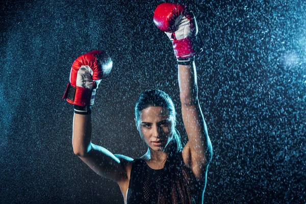 Boxer Guanti Boxe Rossi Mostrando Gesto Sotto Gocce Acqua Sul — Foto Stock