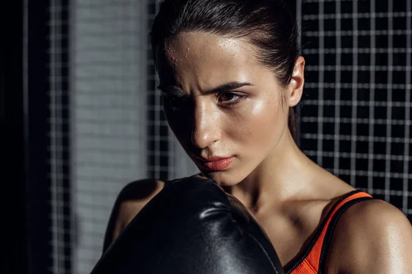 Concentrated Pretty Boxer Black Boxing Glove Looking Away — Stock Photo, Image