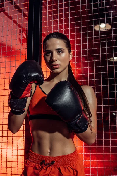 Boxer Luvas Boxe Cuecas Perto Rede Arame Olhando Para Longe — Fotografia de Stock