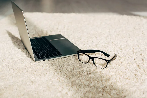 Moderner Laptop Der Nähe Von Brillen Auf Teppich Zimmer Mit — Stockfoto