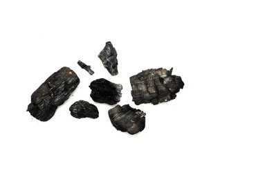 Beyaz üzerinde izole siyah yanan odun üst görünümü