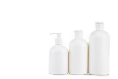 Beyaz üzerinde izole üç plastik beyaz Kozmetik Şişeler