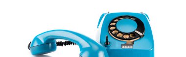 Beyaz üzerinde ahize ve tel ile mavi Vintage telefon panoramik çekim