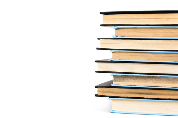 Стопка черно-синих книг изолирована на белом
