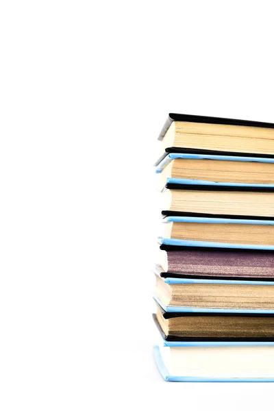 Beyaz Üzerinde Izole Siyah Mavi Kitapların Yığını — Stok fotoğraf