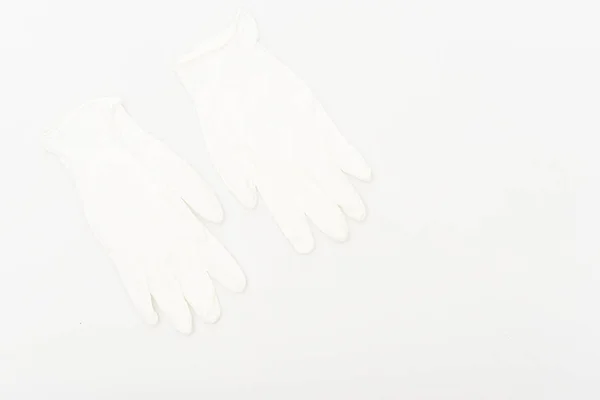 Beyaz Yüzeyde Izole Edilmiş Iki Beyaz Kauçuk Eldiven — Stok fotoğraf