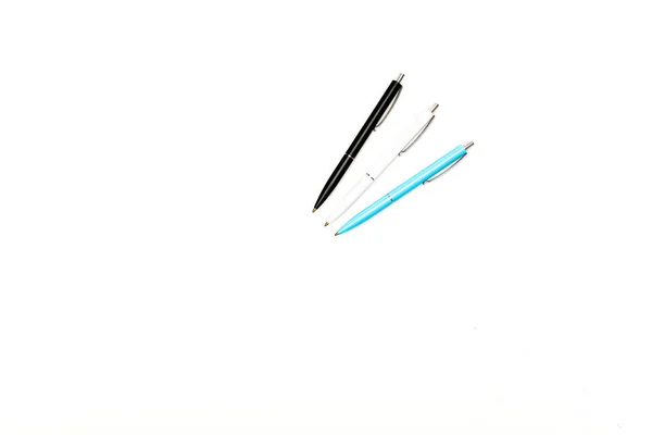 白に分離されたカラフルなペンのトップビュー — ストック写真