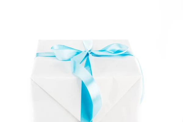 Caja Regalo Blanca Con Cinta Azul Aislada Blanco — Foto de Stock