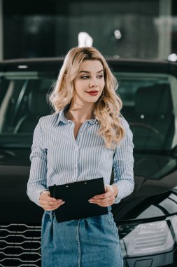güzel sarışın araba bayi tutan Pano araba showroom 