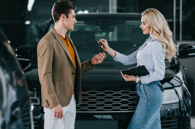 çekici araba bayi araba showroom yakışıklı adam anahtar veren 