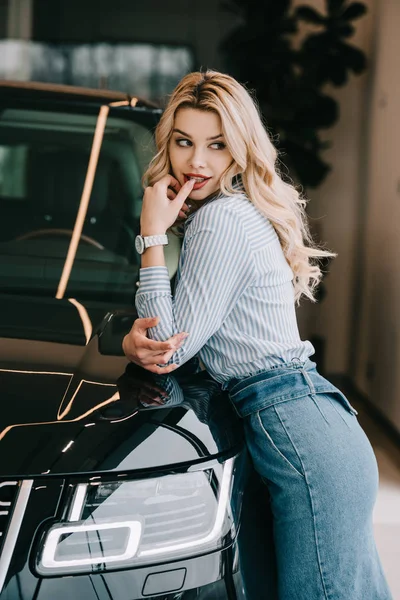 Beautiful Blonde Girl Standing Black Automobile Car Showroom — Stock Photo, Image