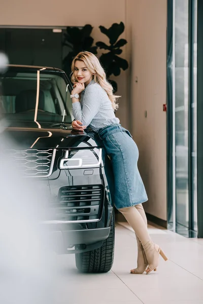 Selective Focus Happy Blonde Girl Standing Black Automobile Car Showroom — Stock Photo, Image