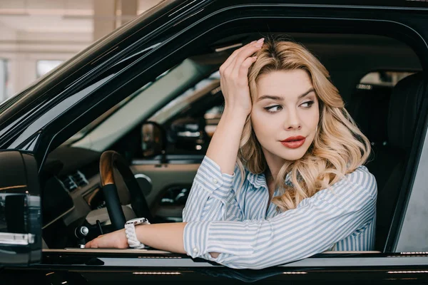 Hermosa Mujer Rubia Sentada Automóvil Sala Exposición Coches — Foto de Stock