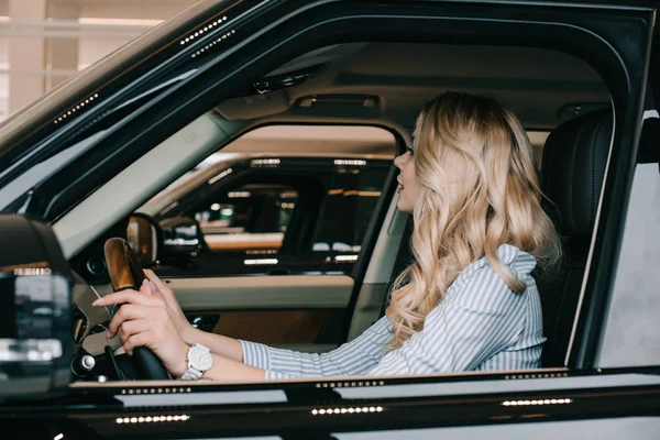 Ελκυστική Ξανθιά Γυναίκα Κρατώντας Τιμόνι Ενώ Κάθεται Στο Αυτοκίνητο — Φωτογραφία Αρχείου