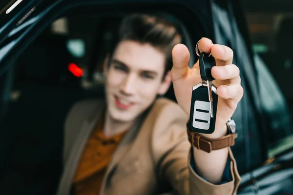 Selektiver Fokus Des Autoschlüssels Der Hand Des Glücklichen Mannes — Stockfoto