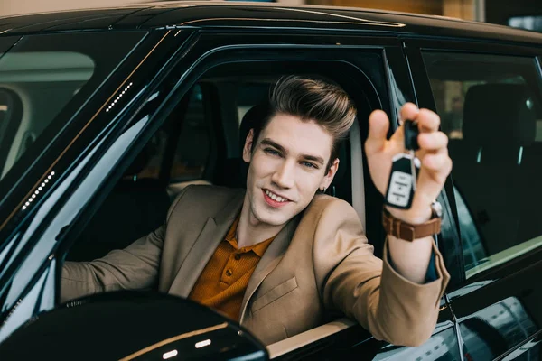 Selective Focus Happy Man Holding Car Key While Sitting Automobile — Stock Photo, Image