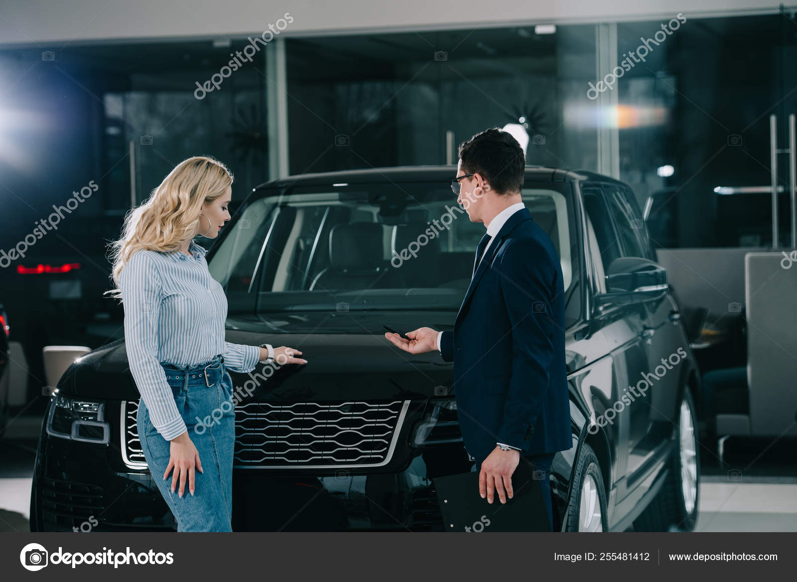 Car Dealer Showing Automobile Blonde Woman Car Showroom — Stock Photo